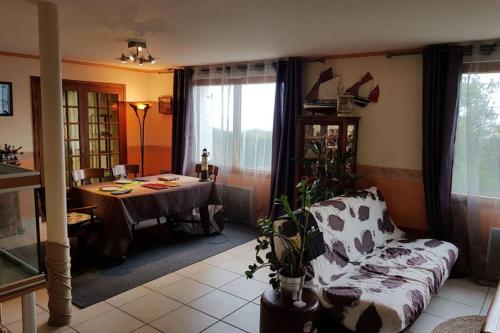 un salon avec une table et un canapé dans l'établissement Regard bleu sur horizoN, à Trégunc