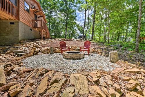 Κήπος έξω από το Custom Mtn Cabin by HikingandMotorcycle Routes!