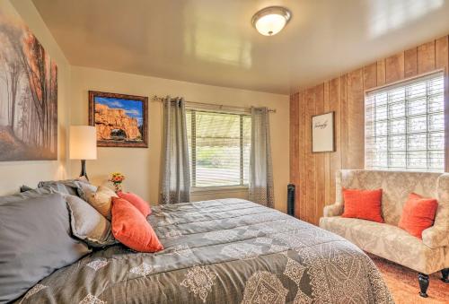 מיטה או מיטות בחדר ב-Panguitch Home with Patio about 24 Mi to Bryce Canyon