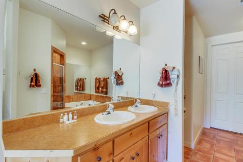 uma casa de banho com 2 lavatórios e um espelho grande em Rim Village Two-Bedroom em Moab