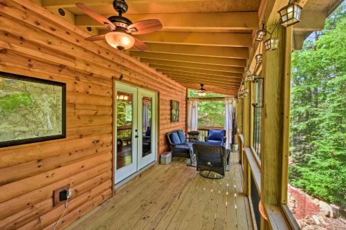 Χώρος καθιστικού στο Custom Mtn Cabin by HikingandMotorcycle Routes!