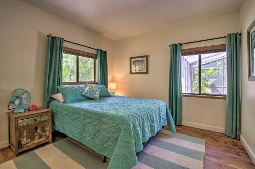 Katil atau katil-katil dalam bilik di Merritt Island Oasis 5 Mi to Satellite Beach!