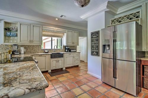 Dapur atau dapur kecil di Merritt Island Oasis 5 Mi to Satellite Beach!