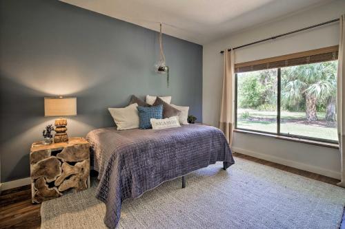 Katil atau katil-katil dalam bilik di Merritt Island Oasis 5 Mi to Satellite Beach!