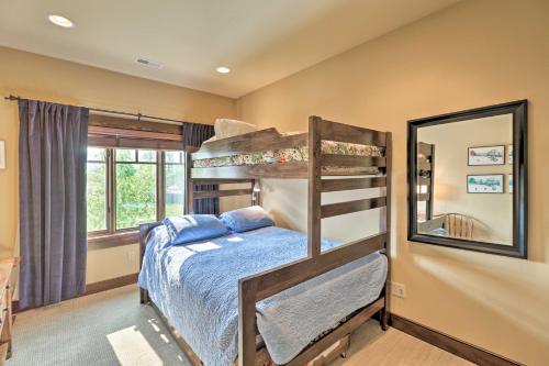 Postel nebo postele na pokoji v ubytování Downtown Condo Near Whitefish Resort and Lake!