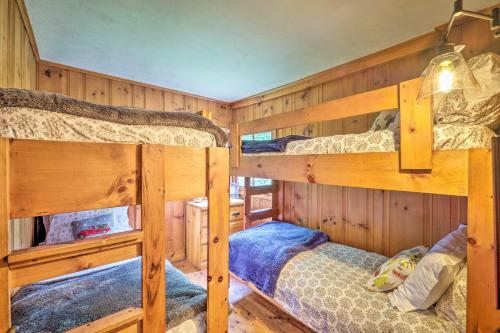 Bunk bed o mga bunk bed sa kuwarto sa Charming Wilmington Cabin, 8 Mi to Mt Snow!