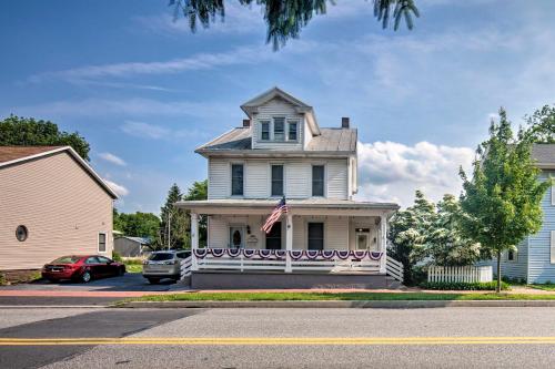 Fotografie z fotogalerie ubytování 9 Mi to Midtown Harrisburg Cottage with Deck v destinaci Harrisburg