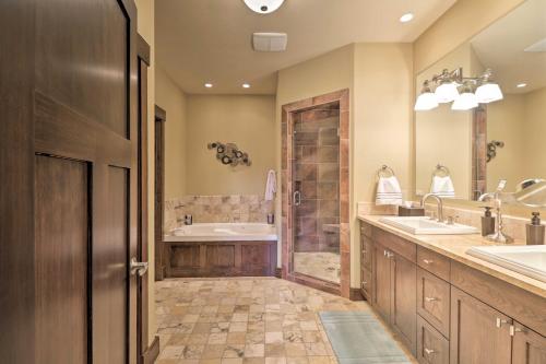 Koupelna v ubytování Downtown Condo Near Whitefish Resort and Lake!