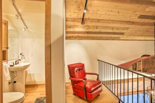 Ένα μπάνιο στο South Lake Coeur dAlene Home with Dock and Kayaks!