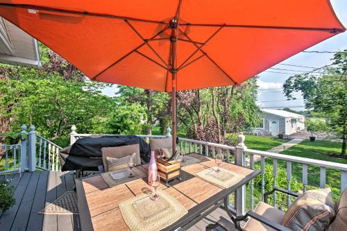 Fotografie z fotogalerie ubytování 9 Mi to Midtown Harrisburg Cottage with Deck v destinaci Harrisburg