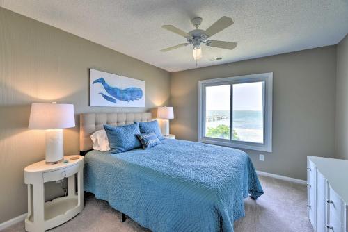 Un pat sau paturi într-o cameră la Waterfront Harkers Island Home Sunset View and Dock
