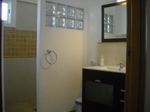 オルタ・ダ・サン・ジョアンにあるFont Majorのバスルーム(シャワー、シンク、鏡付)