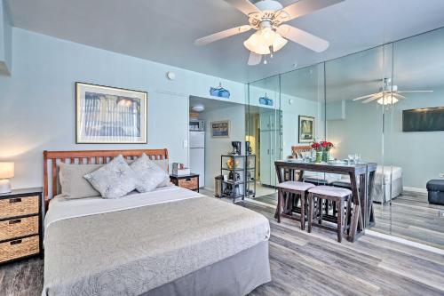 1 dormitorio con 1 cama y ventilador de techo en Virginia Beach Studio with Balcony and Pool View!, en Virginia Beach