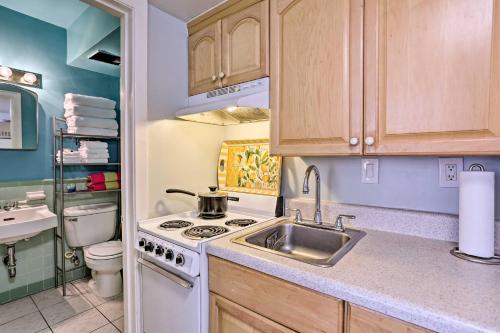 une petite cuisine avec une cuisinière et un évier dans l'établissement Virginia Beach Studio with Balcony and Pool View!, à Virginia Beach