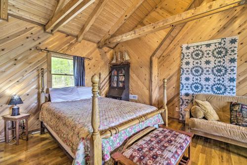 Posteľ alebo postele v izbe v ubytovaní Spacious Cabin on Dale Hollow Lake with Hot Tub!