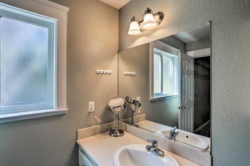 een badkamer met een wastafel en een spiegel bij Spacious Downtown Chico Home about Half Mile to CSU! in Chico