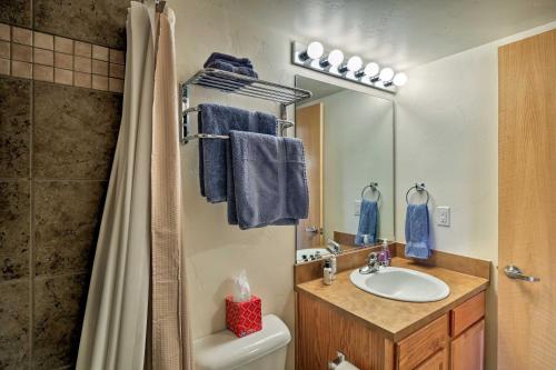 y baño con lavabo, aseo y espejo. en Condo with Mtn View, Less Than 1 Mi to Steamboat Resort!, en Steamboat Springs