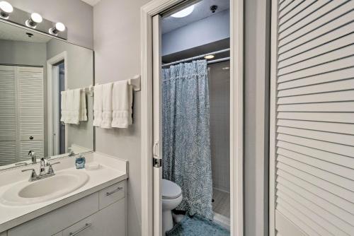 Phòng tắm tại Walk to Manatee Public Beach Cozy Getaway!