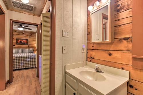 Gallery image of Cabin 18 Mi to Smoky Mountains National Park! in Clyde