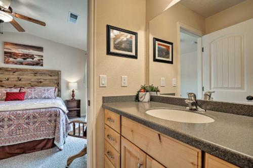 A bathroom at Kanab Condo with Pool and Patio, 30 Mi to Zion NP