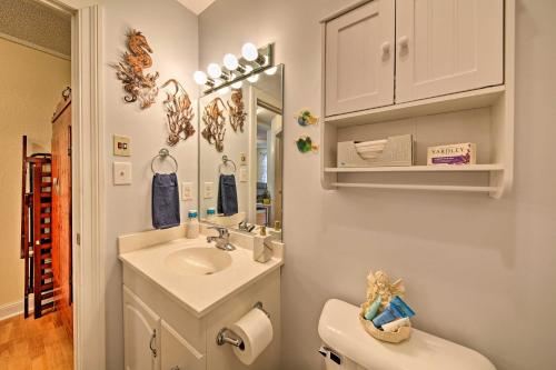 Vannituba majutusasutuses Nags Head Apt with Patio - half Mile Walk to Beach!