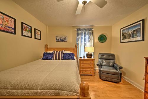 Voodi või voodid majutusasutuse Nags Head Apt with Patio - half Mile Walk to Beach! toas