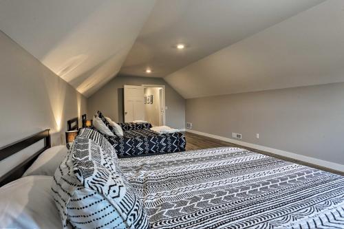 Кровать или кровати в номере Heart of Black Hills Home by Mickelson Trail!