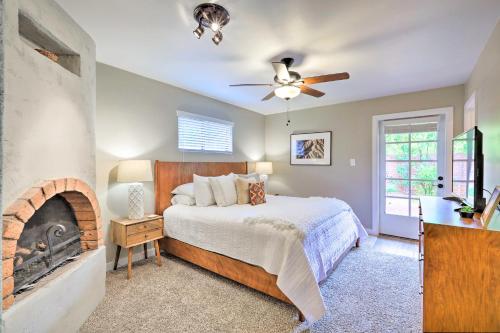 1 dormitorio con 1 cama y chimenea en Modern W Sedona Home with Patio and Red Rock Views en Sedona