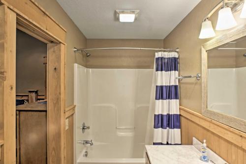 Ένα μπάνιο στο Guntersville Cabin with Lake Views!