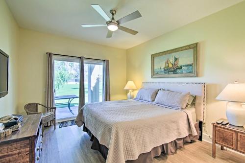 - une chambre avec un lit et un ventilateur de plafond dans l'établissement Cathedral City Resort Condo on a Golf Course!, à Cathedral City