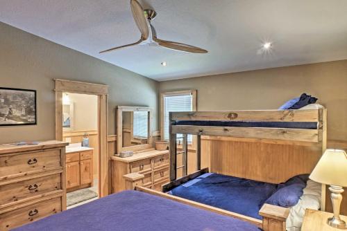 Двухъярусная кровать или двухъярусные кровати в номере Guntersville Cabin with Views - Hike to Lake!