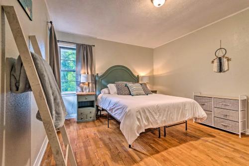 1 dormitorio con 1 cama, vestidor y ventana en Centrally Located Hot Springs Home with Deck!, en Hot Springs