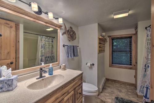 Ένα μπάνιο στο White Lake Home with Patio, Fire Pit, Boat Dock!
