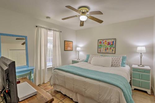 ein Schlafzimmer mit Bett und Deckenventilator in der Unterkunft Emerald Coast Getaway with Yard - Steps to Beach! in Santa Rosa Beach