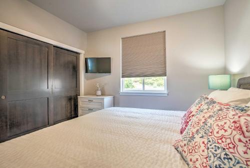 Ένα ή περισσότερα κρεβάτια σε δωμάτιο στο Lake Chelan Condo, Walk to Brewery and Wineries