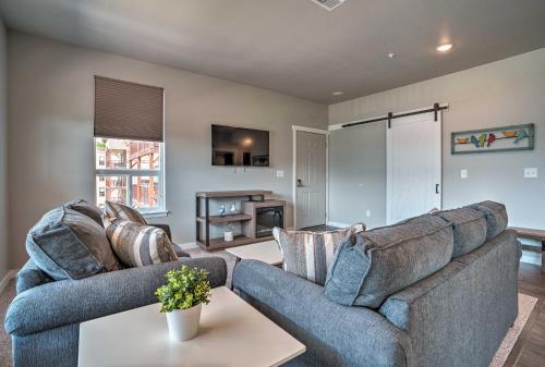 Χώρος καθιστικού στο Lake Chelan Condo, Walk to Brewery and Wineries