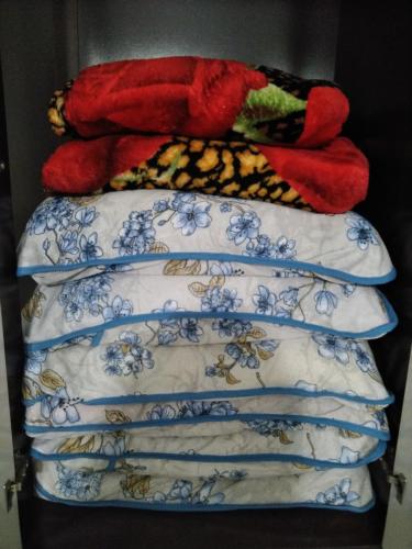 une pile de quatre oreillers dans un tiroir dans l'établissement Chácara Oliveira, à Socorro