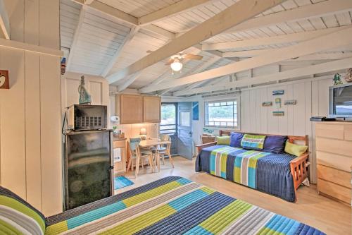 Il comprend un salon avec un lit et une cuisine. dans l'établissement Newfound Lake Studio BBQ, Fire Pit and Beach Access, à Bristol