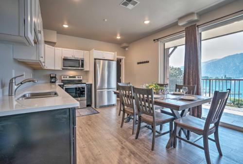 Η κουζίνα ή μικρή κουζίνα στο Lake Chelan Condo, Walk to Brewery and Wineries