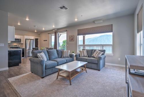 Χώρος καθιστικού στο Lake Chelan Condo, Walk to Brewery and Wineries