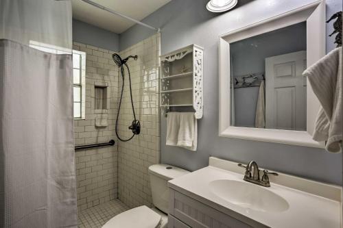 ein Badezimmer mit Waschbecken, Toilette und Spiegel in der Unterkunft Emerald Coast Getaway with Yard - Steps to Beach! in Santa Rosa Beach