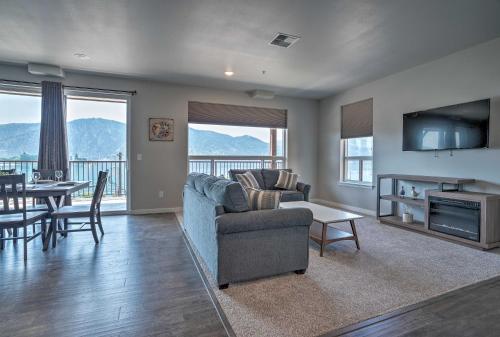 Χώρος καθιστικού στο Lake Chelan Condo, Walk to Brewery and Wineries