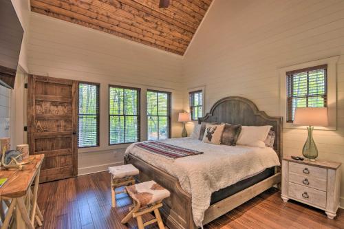 Un pat sau paturi într-o cameră la Cottage in Gated Community Hike, Fish, and Golf!