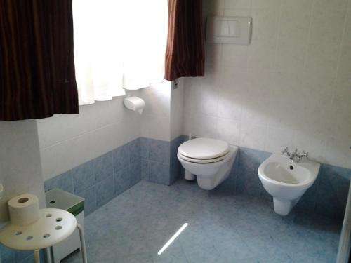 łazienka z toaletą i umywalką w obiekcie Casale Maginulfo w mieście Roccamandolfi