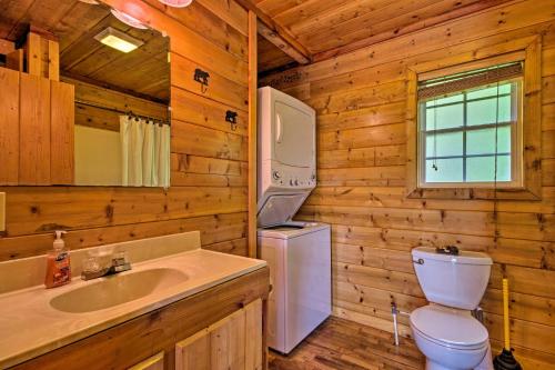 y baño con aseo, lavabo y nevera. en Secluded Lenoir Cabin 15 Mins to Blowing Rock, en Lenoir