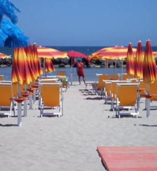 Pantai di atau dekat dengan hotel