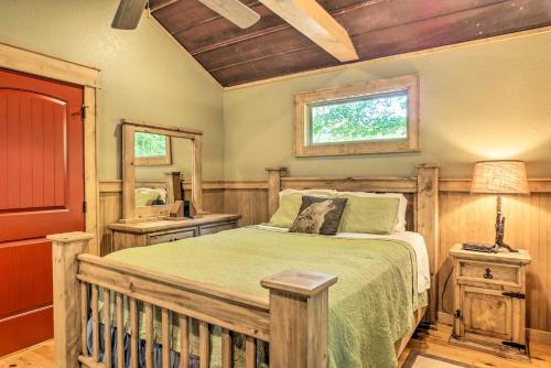 Katil atau katil-katil dalam bilik di Guntersville Lake Cabin with 3 Fishing Ponds!