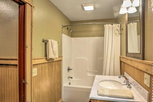 uma casa de banho com um lavatório, um chuveiro e um WC. em Guntersville Lake Cabin with 3 Fishing Ponds! em Guntersville