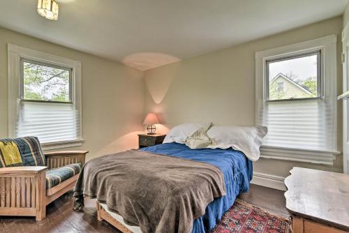 Cama ou camas em um quarto em Millburn House with Deck - Walk to NYC Transit!