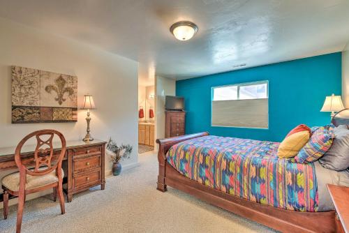 Ένα ή περισσότερα κρεβάτια σε δωμάτιο στο Moab Townhome with Patio - 11 Mi to Arches NP!